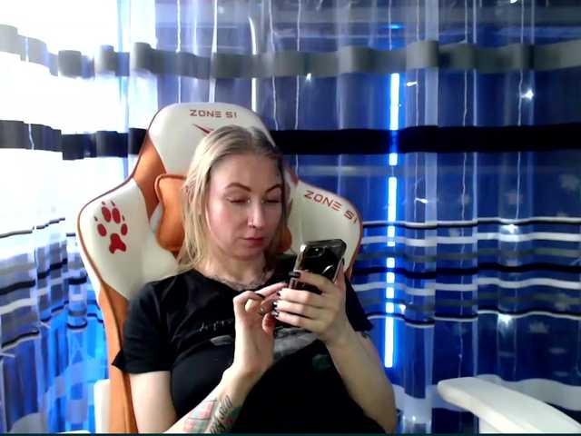 Lollifoxy's BongaCams show and profile