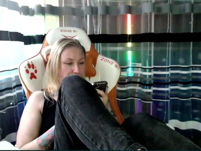 Lollifoxy's BongaCams show and profile