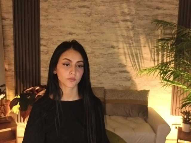 Coraliinee's BongaCams show and profile