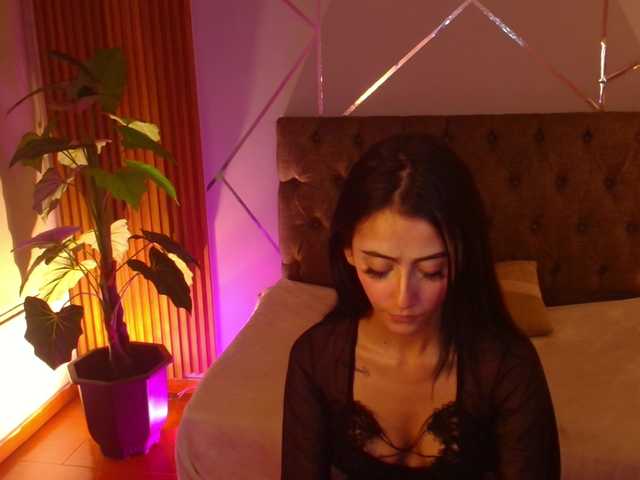 Coraliinee's BongaCams show and profile