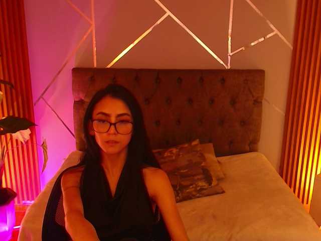 Coraliinee's BongaCams show and profile