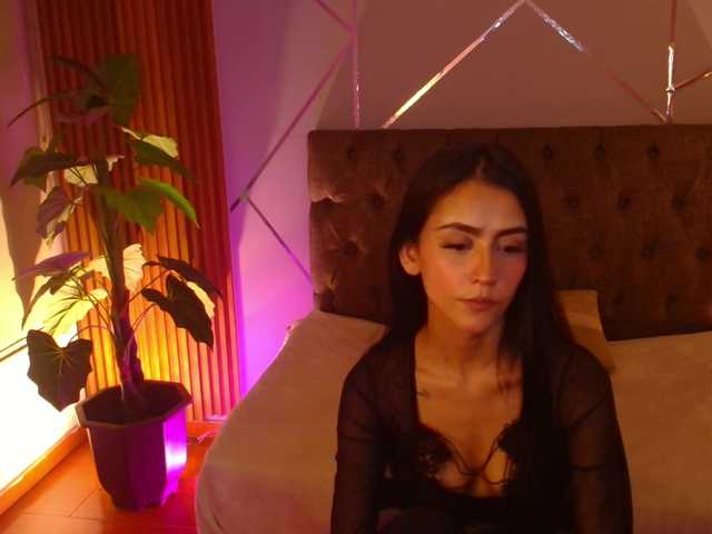 Coraliinee's BongaCams show and profile