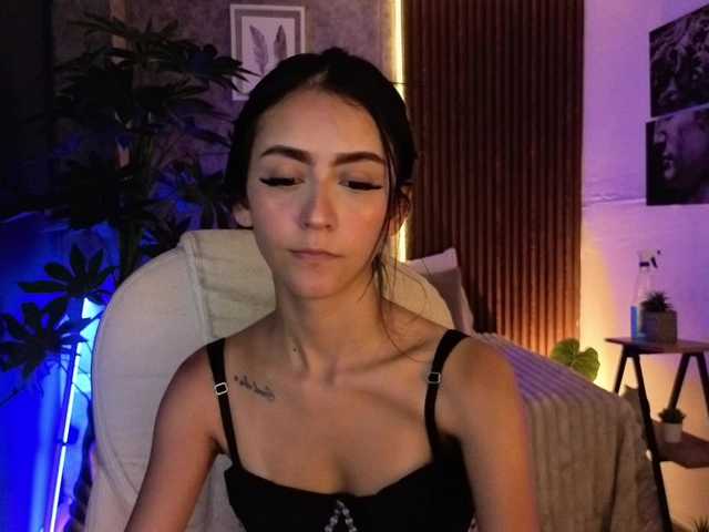 Coraliinee's BongaCams show and profile