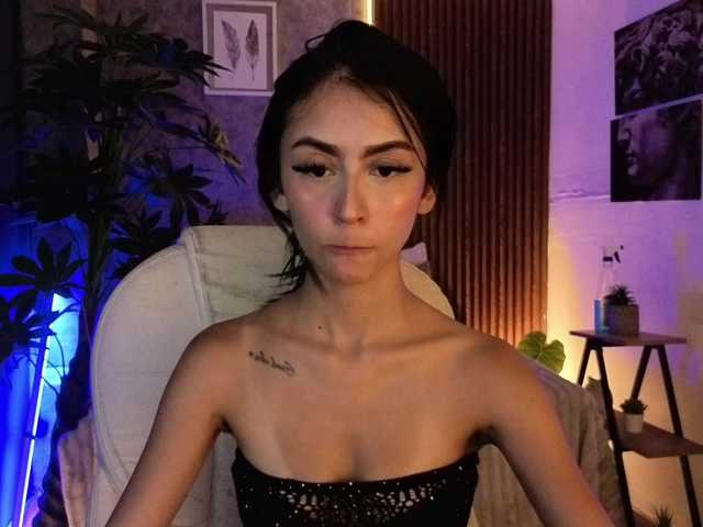 Coraliinee's BongaCams show and profile