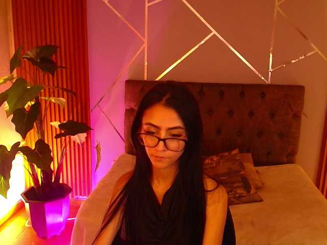 Coraliinee's BongaCams show and profile