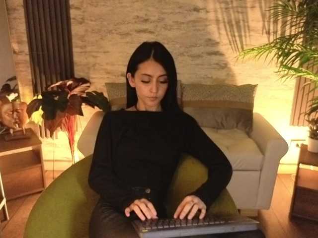 Coraliinee's BongaCams show and profile