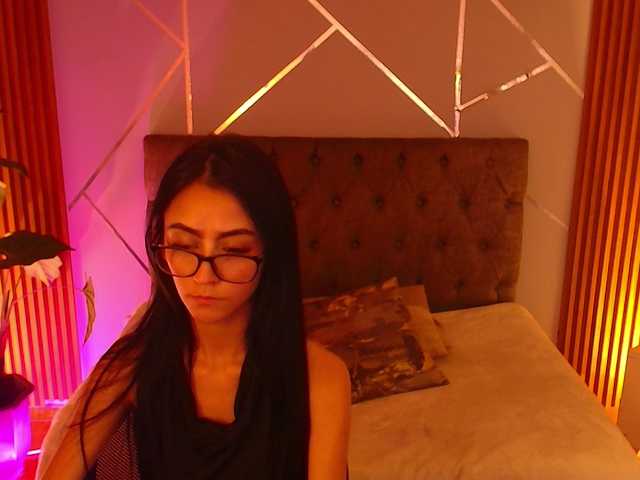 Coraliinee's BongaCams show and profile