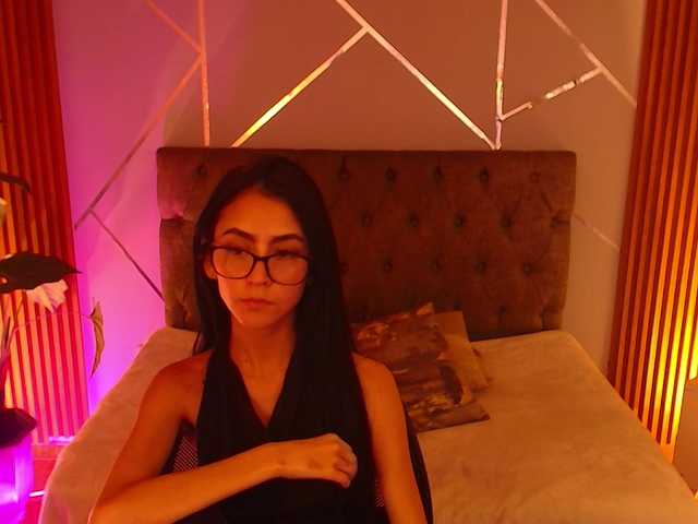 Coraliinee's BongaCams show and profile