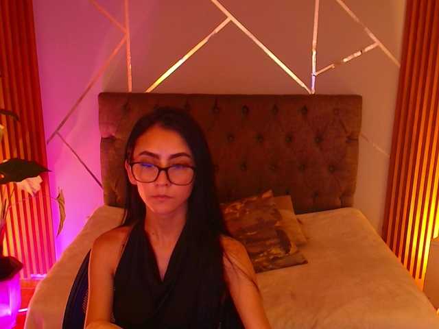 Coraliinee's BongaCams show and profile