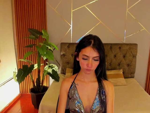 Coraliinee's BongaCams show and profile