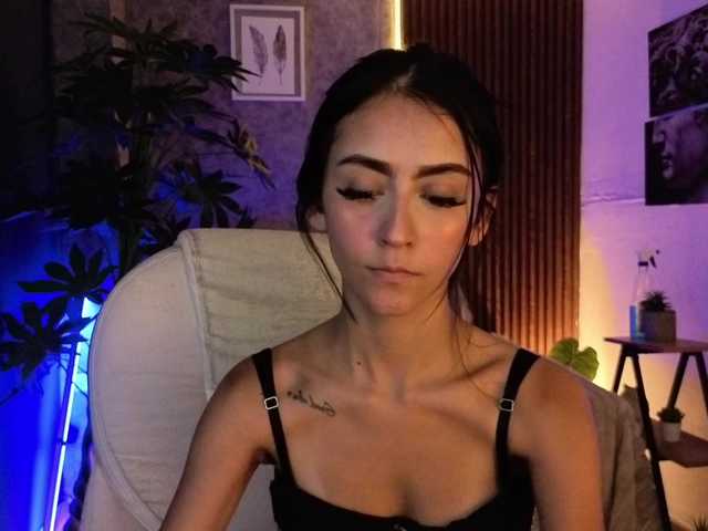 Coraliinee's BongaCams show and profile