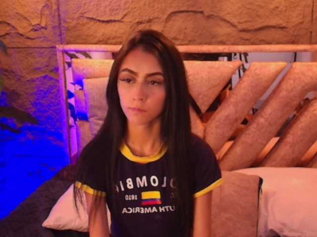 Coraliinee's BongaCams show and profile