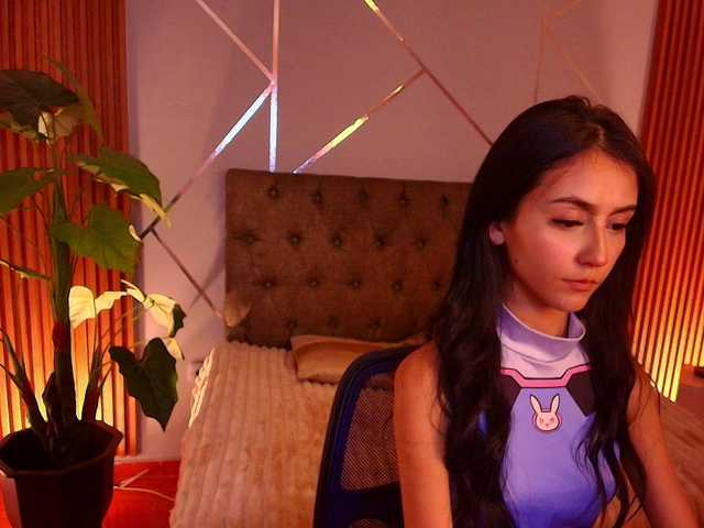 Coraliinee's BongaCams show and profile