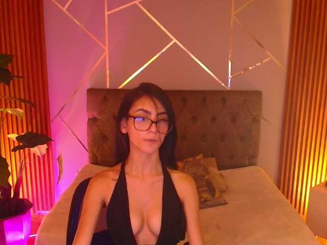 Coraliinee's BongaCams show and profile