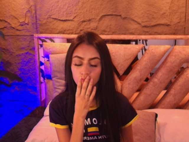 Coraliinee's BongaCams show and profile