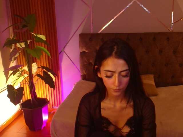 Coraliinee's BongaCams show and profile