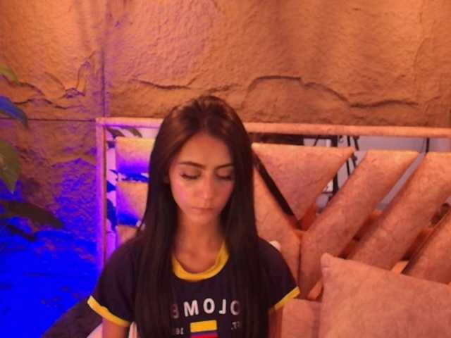 Coraliinee's BongaCams show and profile