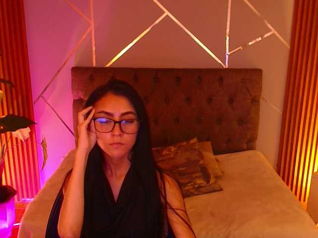 Coraliinee's BongaCams show and profile