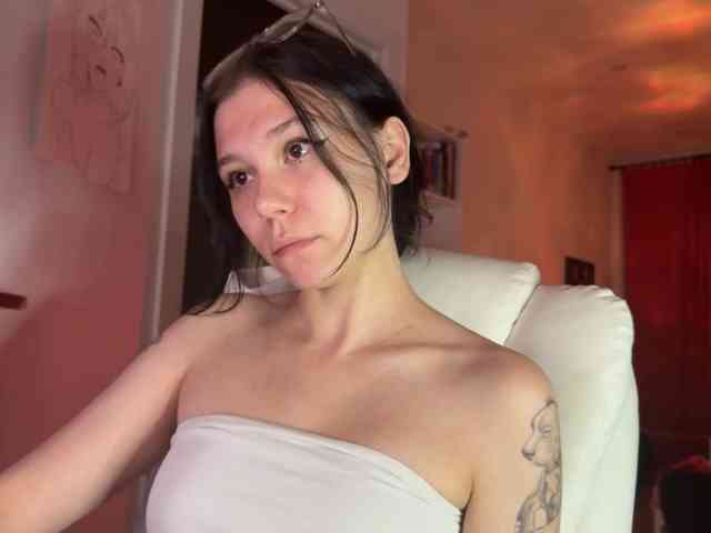PinkDolly18 webcam