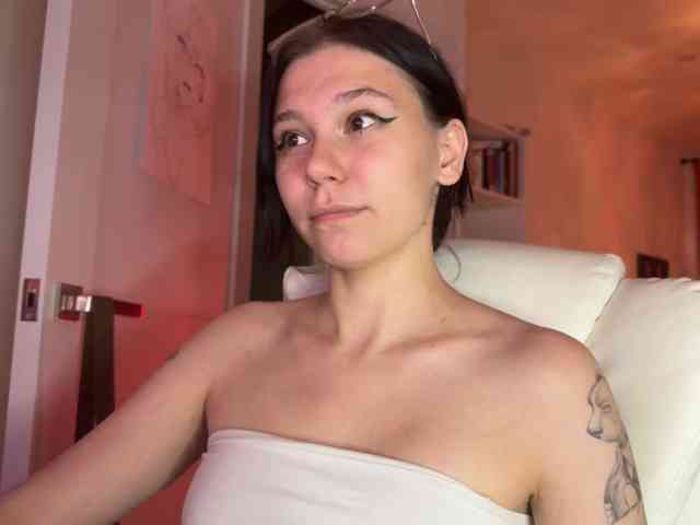 PinkDolly18 webcam