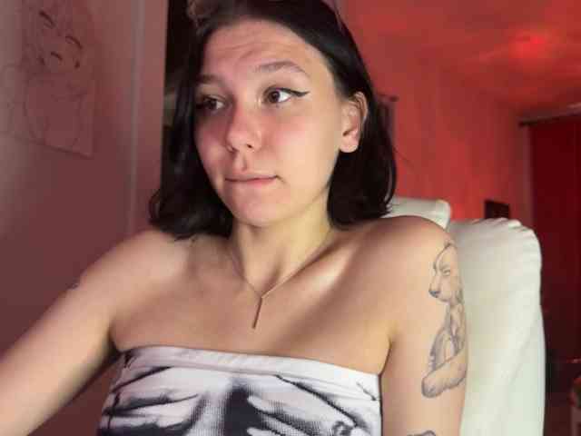 PinkDolly18 webcam