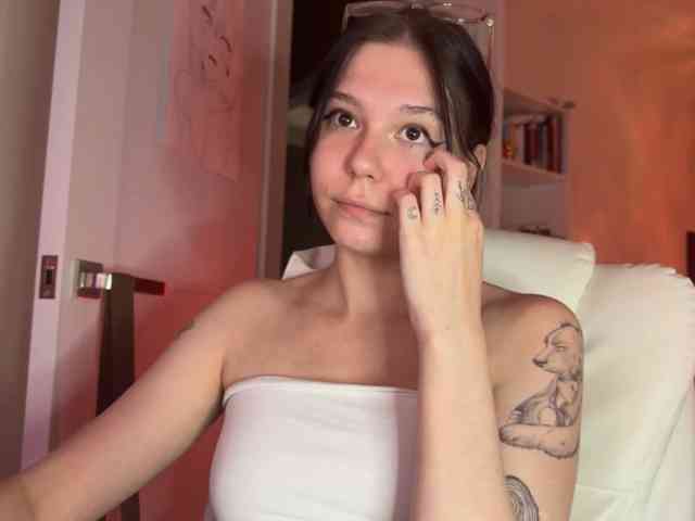 PinkDolly18 webcam