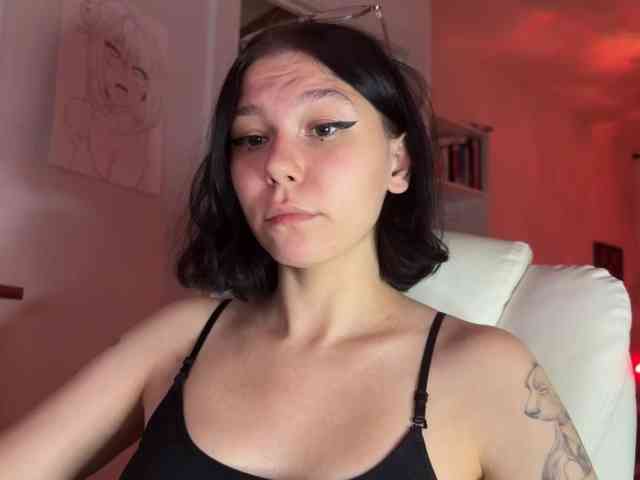 PinkDolly18 webcam