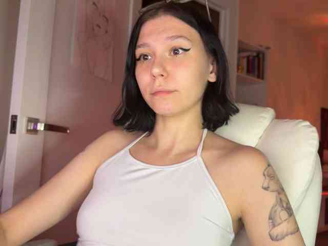 PinkDolly18 webcam