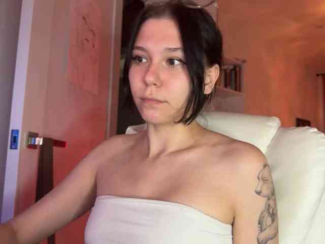 PinkDolly18 webcam