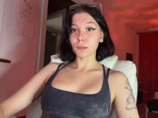 PinkDolly18 webcam