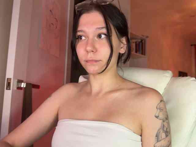PinkDolly18 webcam