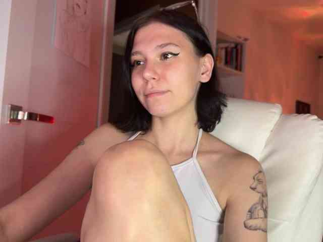 PinkDolly18 webcam