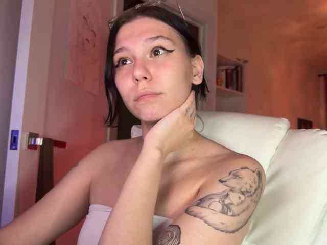 PinkDolly18 webcam