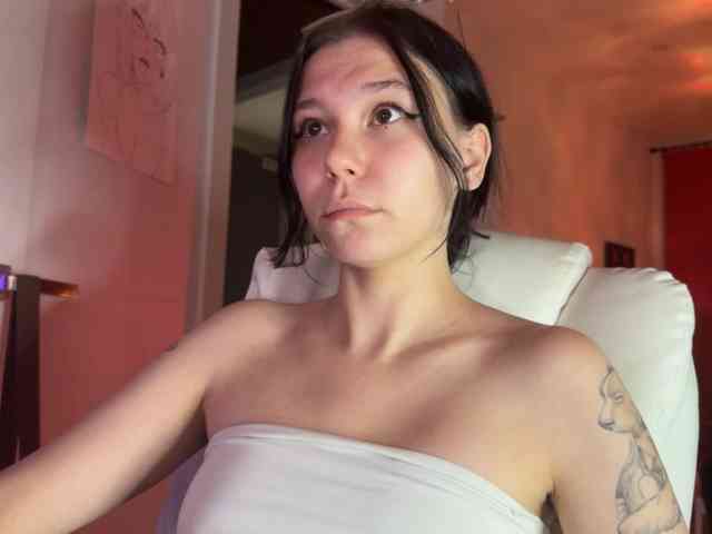PinkDolly18 webcam