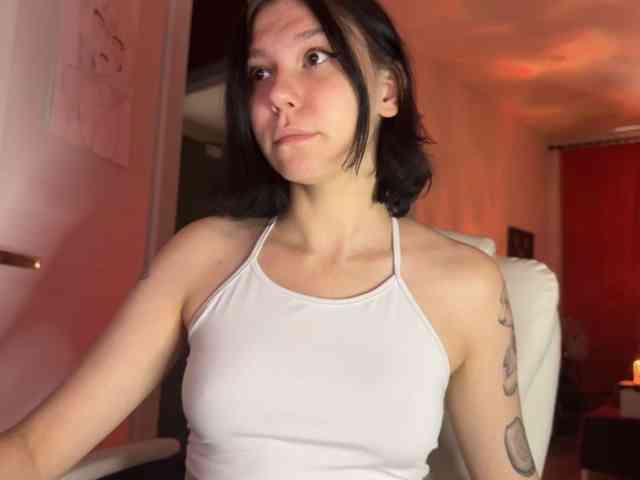 PinkDolly18 webcam