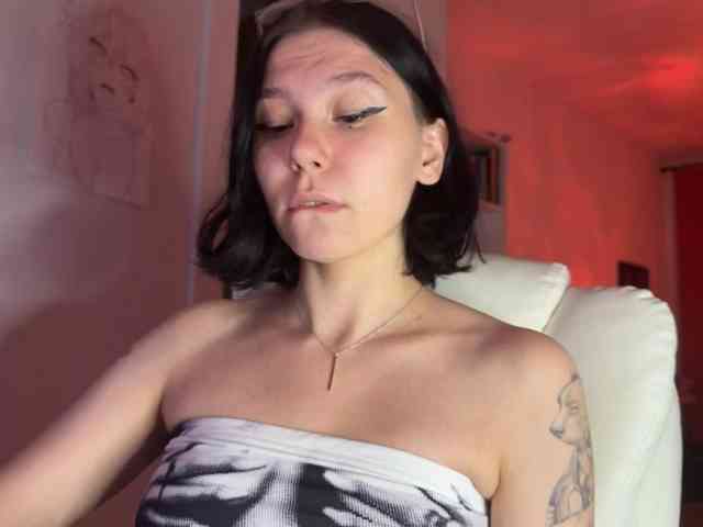 PinkDolly18 webcam