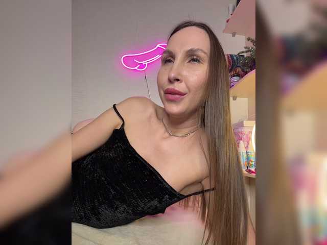 hothoneybabe's BongaCams show and profile