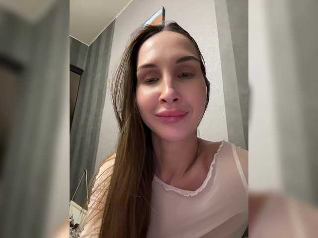 hothoneybabe's BongaCams show and profile