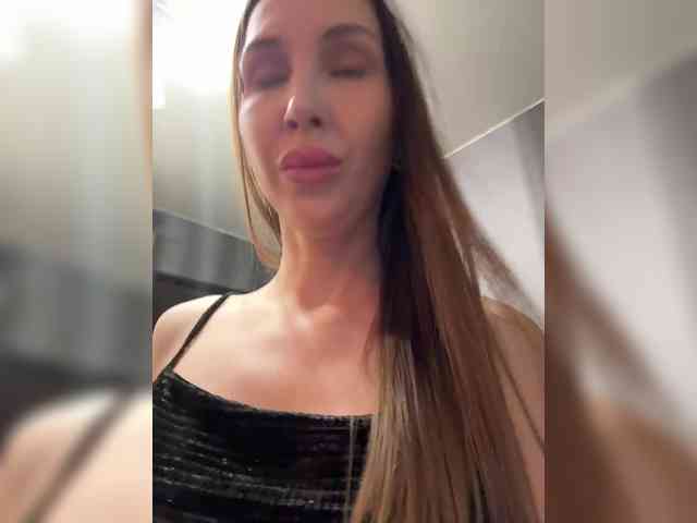 hothoneybabe Live Webcam on BongaCams