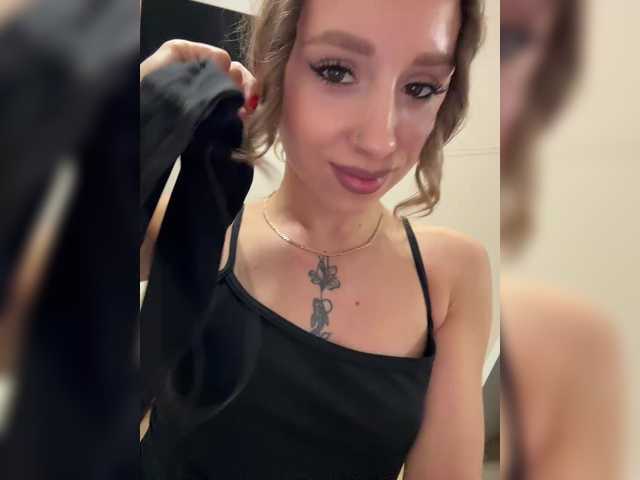 Crystal1-1's BongaCams show and profile