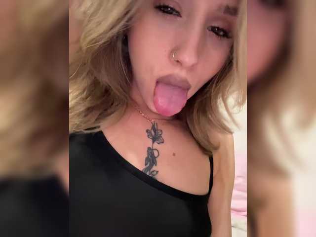 Crystal1-1's BongaCams show and profile