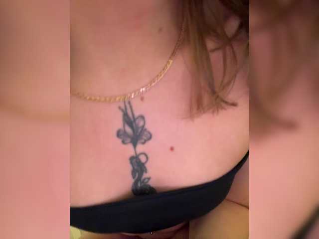 Crystal1-1's BongaCams show and profile