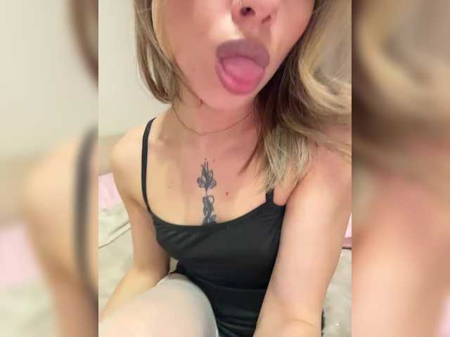 Crystal1-1's BongaCams show and profile