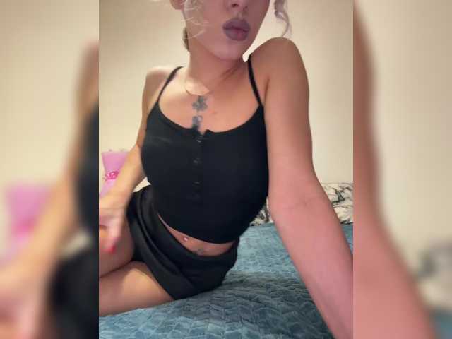 Crystal1-1's BongaCams show and profile