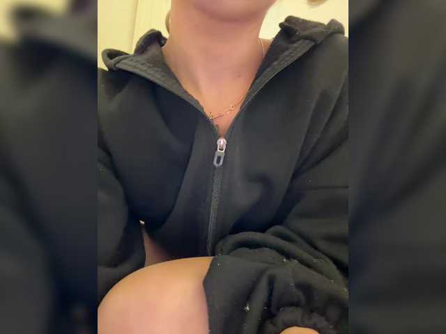 Crystal1-1's BongaCams show and profile