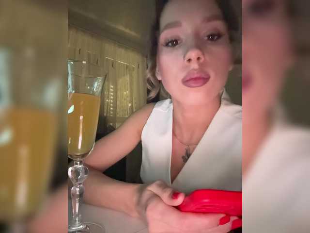 Crystal1-1's BongaCams show and profile