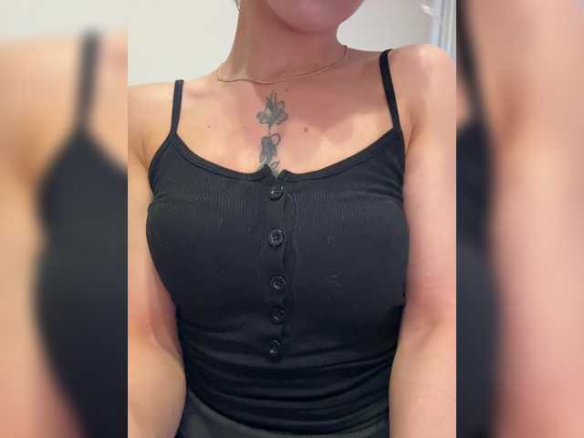 Crystal1-1's BongaCams show and profile