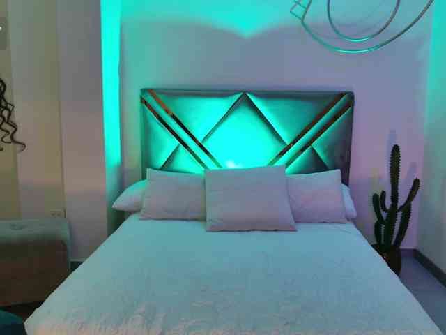 AprilRhodes webcam