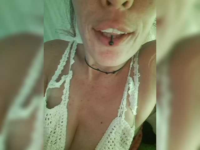 CurlyHanna's BongaCams show and profile