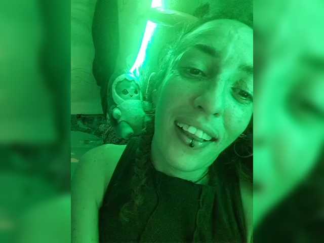 CurlyHanna's BongaCams show and profile